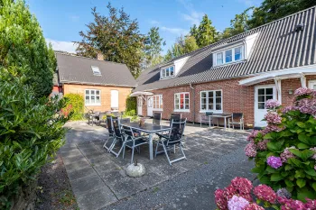 Dejlig stor terrasse med havemøbler i Lille Skovholt