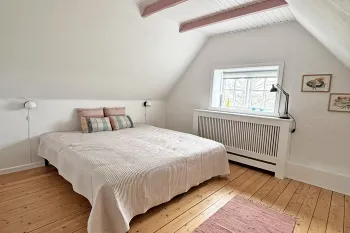 Flot og lyst soveværelse på 1. sal i Gammelgård