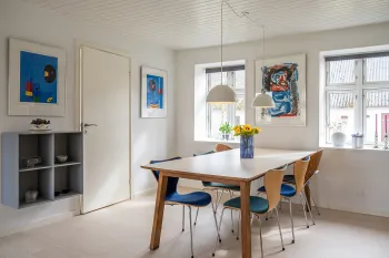 Hyggelig spiseplads i opholdsrum i sommerhuset Odinhus