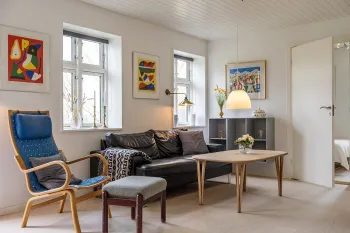 Opholdsrum med bløde møbler i feriehus Odinhus
