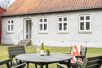 Gårdsplads med havemøbler i Odinhus
