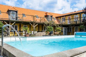Hyggelig gårdhave med pool hos Østersøen ferielejligheder i Svaneke, Bornholm