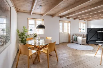 Lækkert og lyst opholdsrum med spiseplads i Mosehuset