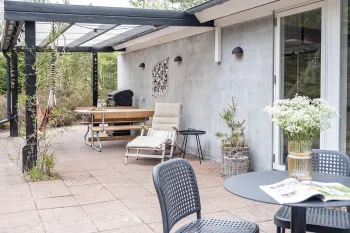Sommerhuset Orion har en skøn terrasse med flere siddepladser