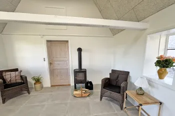 Stue med brændeovn og loft til kip