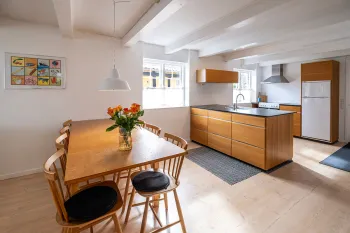 Lyst og lækkert spisekøkken i åben forbindelse med stue i Postgadehuset