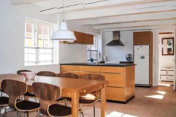 Lyst og rummeligt køkken i Postgadehuset i Svaneke