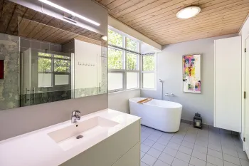 Badeværelse med badekar og sauna i Rubinhusene nr. 7