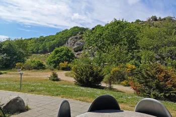 Udsigt til Hammerknuden fra terrassen i Sandvig Søpark