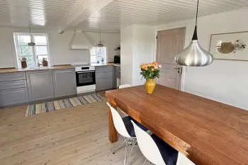 Rummeligt køkken med spiseplads i Gammelgård