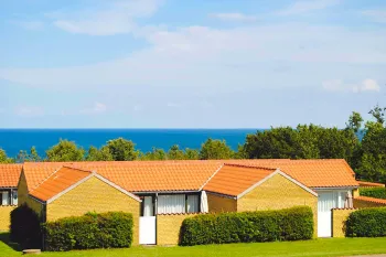 Storløkke Feriepark ligger i Allinge, ikke langt fra vandet