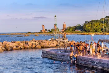 Hop i vandet fra havnebadet på Svaneke Havn