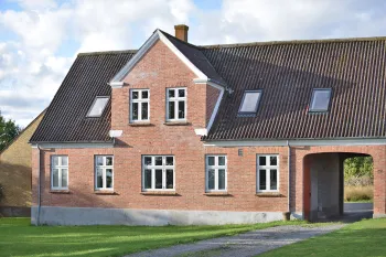 Ferielejlighederne Nyvang A og B ligger i en hyggelig landejendom ved Rø