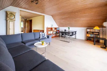 Stue med stor sofa i Villa Bølshavn