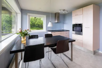 Rummeligt køkken med spiseplads i Villa Bølshavn