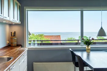 Udsigt over havet fra køkkenet i stueplan i Villa Bølshavn