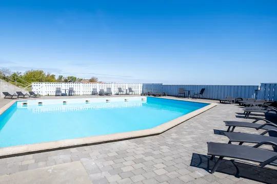 Pool ved Boesvang ferielejligheder i udkanten af Allinge
