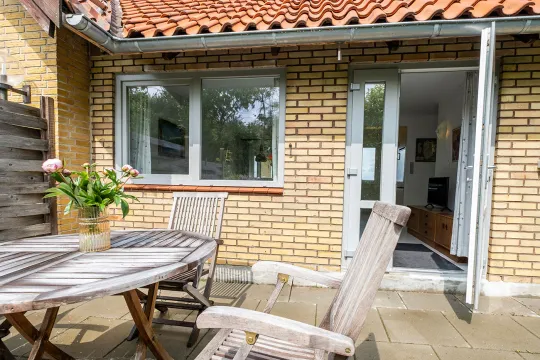 Terrasse med havemøbler i ferielejlighed Gnisten