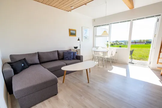 Opholdsrum med direkte udgang til solrig terrasse i Boesvang ferielejlighed nr. 5