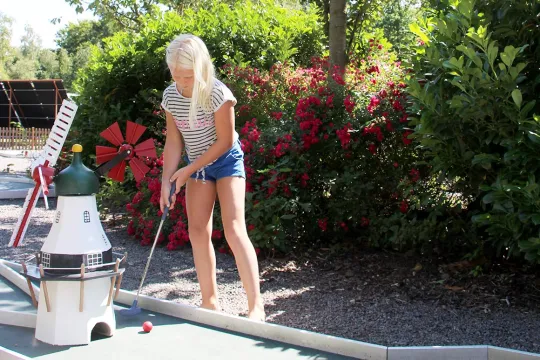 Lav et "hole-in-one" på minigolfbanen ved Hasle Feriepark og Hasle Hytteby