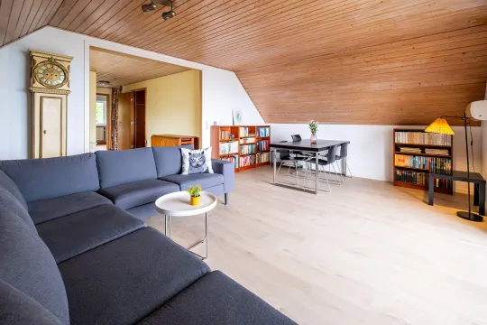 Stue med stor sofa i Villa Bølshavn