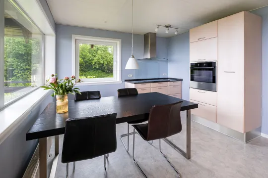 Rummeligt køkken med spiseplads i Villa Bølshavn