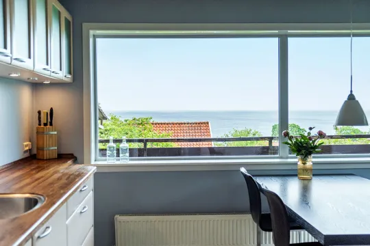 Udsigt over havet fra køkkenet i stueplan i Villa Bølshavn