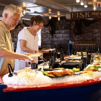 Gudhjem: Ophold med Fiskebuffet og Færge