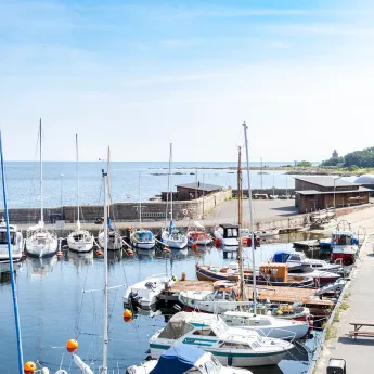 Nyd den smukke udsigt over Svaneke Havn fra din feriebolig i Østersøen