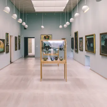 Bornholms Kunstmuseum ligger syd for Gudhjem