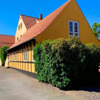 Hyggeligt gult byhus i hjertet af Svaneke