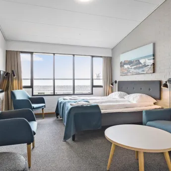 Stue/soveværelse i 2-6 personers værelserne på Hotel Abildgård