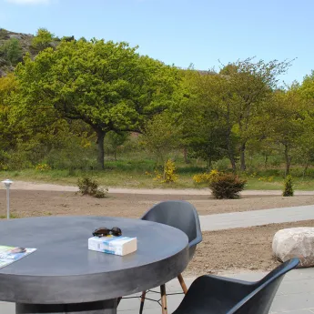 Sandvig Søpark - terrasse med udsigt til Hammerknuden