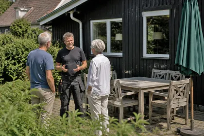 Facility manager snakker med feriegæster