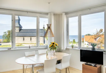 Panoramaudsigt over Gudhjem Kirke og Østersøen fra Casa Blanca ferielejlighed nr 5
