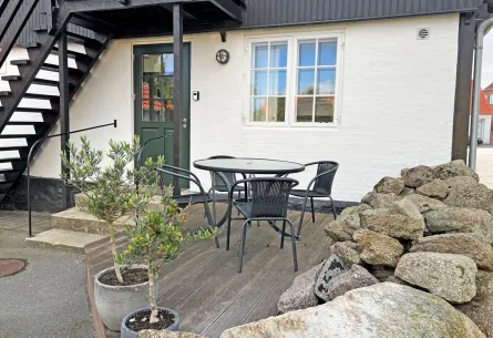 Hyggelig terrasse ved ferielejlighed nr. 7 på Munken i Svaneke