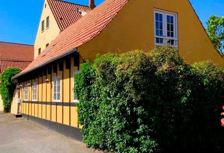 Hyggeligt gult byhus i hjertet af Svaneke