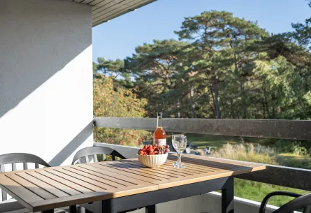 Nyd udsigten over det grønne fællesareal fra din balkon eller terrasse i Dueodde Strand Ferielejligheder
