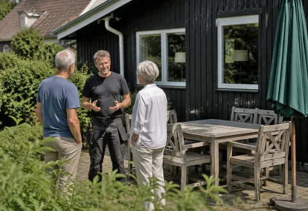 Facility manager snakker med feriegæster