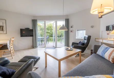 Opholdsrum med udgang til terrasse i lejlighed i Gudhjem Søpark