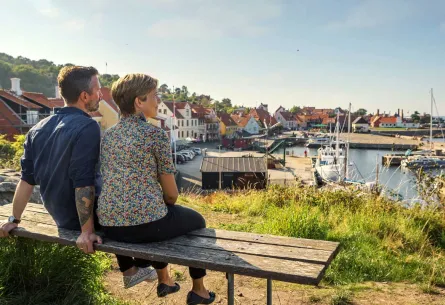 Nyd udsigten over Gudhjem Havn