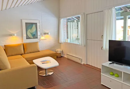 Opholdsrum på 1. sal med fjernsyn og sofa i feriehus for 4 personer med havudsigt i Hammershuse