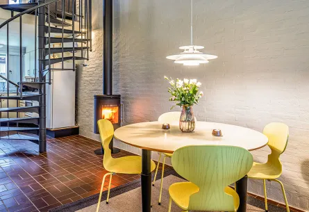 Hammershuse 110 - Spisestue med brændeovn