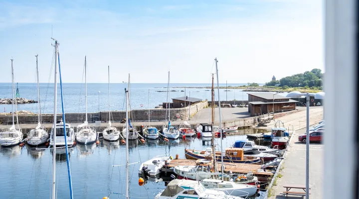 Nyd den smukke udsigt over Svaneke Havn fra din feriebolig i Østersøen