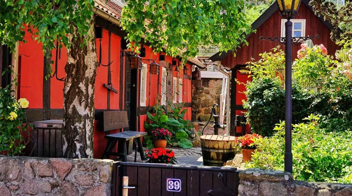 Rødt bindingsværk med planter