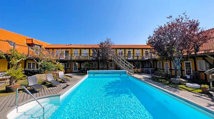 Nyd det dejlige gårdmiljø hos Østersøen Ferielejligheder i Svaneke, Bornholm