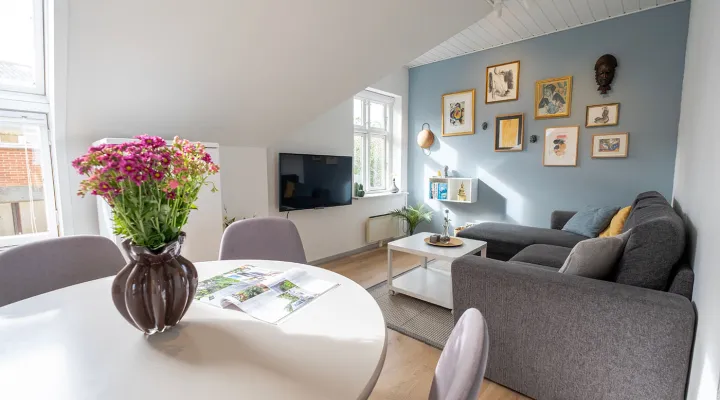 Kombineret opholdsrum med stue og spiseplads i Købmandsgården nr. 5