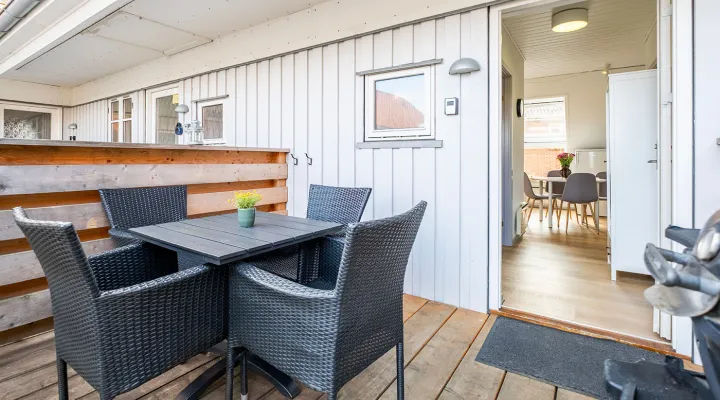 Terrasse med havemøbler og gasgrill i Købmandsgården nr. 5