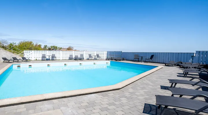 Pool ved Boesvang ferielejligheder i udkanten af Allinge