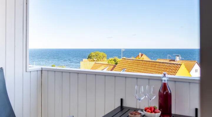 Skøn havudsigt fra altanen i ferielejlighed nr. 16 på Casa Blanca i Gudhjem